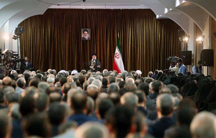السيد الخآمنئي: التعويل على امريكا لحل المشاكل خطأ واذا مُنع تصدير نفطنا سنمنع تصدیر نفط اي بلد فی المنطقة